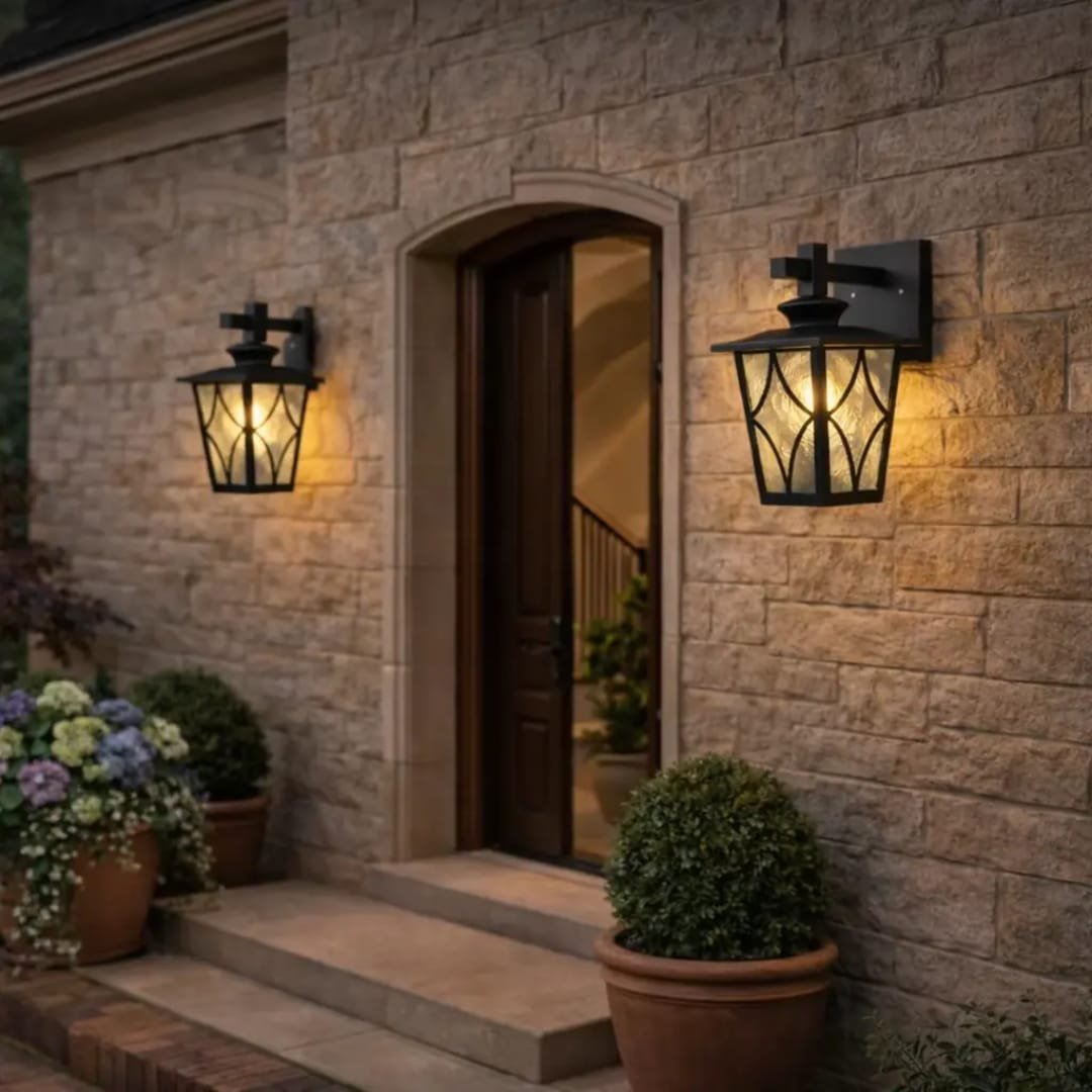 OUTDOOR WALL LIGHT